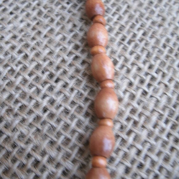 Vintage handmade necklace from 1980s. Made of various wood beads and metal seed - Picture 12 of 12